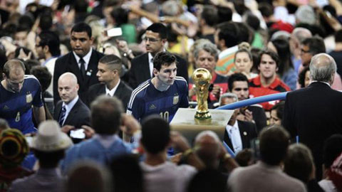 Bức ảnh Messi ngậm ngùi nhìn cúp vàng World Cup đoạt giải lớn