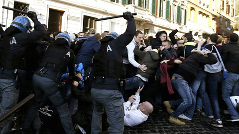 Hooligan Hà Lan "làm loạn" trước trận Roma vs Feyenoord