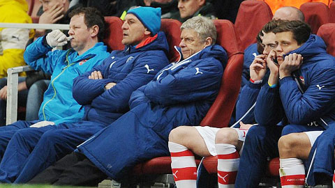 HLV Wenger khẳng định Arsenal đã "tự sát"