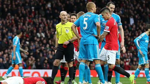 Hội đồng trọng tài Anh cố chấp bênh vực tình huống đuổi nhầm cầu thủ Sunderland
