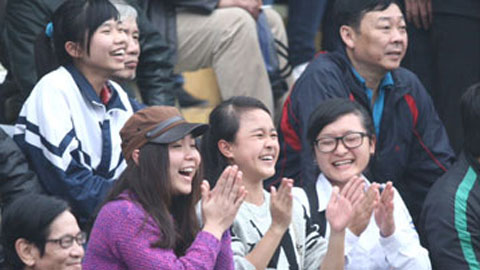 Cận cảnh fan nữ theo sát Olympic Việt Nam