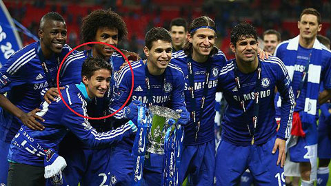 Con trai Mourinho "chỉnh đốn" fan Chelsea