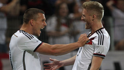 Podolski cứu Đức khỏi bại trận trước Australia