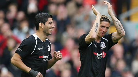 Torres và Suarez xúc động trước tình cảm của CĐV Liverpool