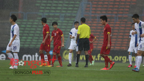 Cầu thủ U23 Việt Nam hối hả chạy mưa lớn
