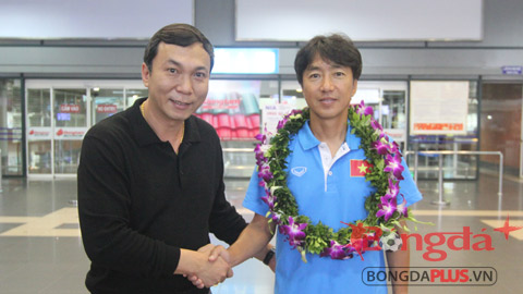 Thầy trò HLV Miura được chào đón tại Nội Bài