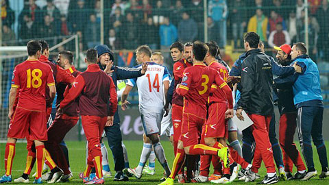 Nga được xử thắng 3-0 sau sự cố CĐV ở Montenegro