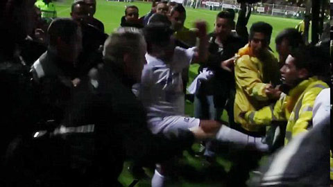 Maradona đánh người trong trận đấu vì hòa bình