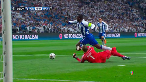 Neuer đáng bị đuổi ở ngay phút thứ 2 trận Porto vs Bayern