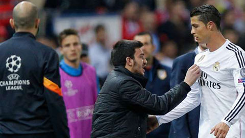 Atletico bị điều tra vì để CĐV xuống sân sờ mó Ronaldo