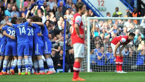 Arsenal tung clip tố cáo Chelsea chơi bẩn, đá láo