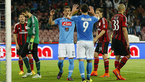 Thua tan tác Napoli 0-3, Milan rơi xuống nửa sau BXH