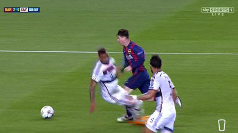 Ảnh chế pha ngã ngửa của Boateng trước Messi