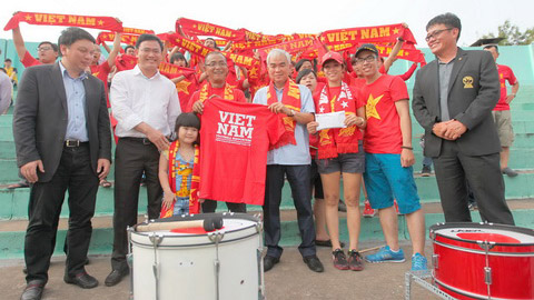 Chủ tịch VFF Lê Hùng Dũng tri ân CĐV Việt Nam