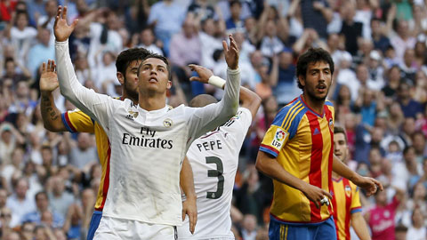 Ronaldo hỏng ăn penalty, Real bị Valencia níu chân