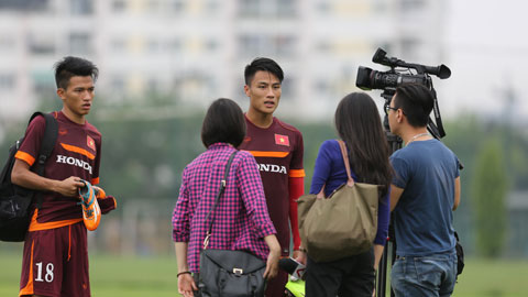 Cầu thủ U23 Việt Nam tuyên bố quyết giành HCV SEA Games trước phóng viên Singapore
