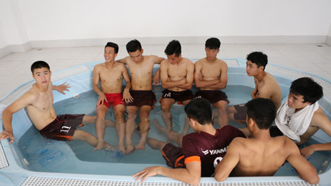 Chùm ảnh U23 Việt Nam ngâm mình trong nước đá
