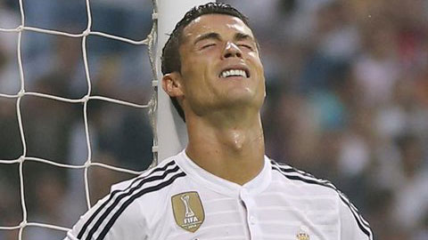 Ronaldo òa khóc trong phòng thay đồ sau khi bị loại khỏi Champions League