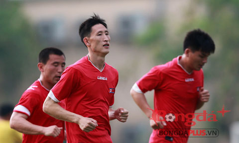 Cầu thủ CHDCND Triều Tiên lừng lững trên sân tập