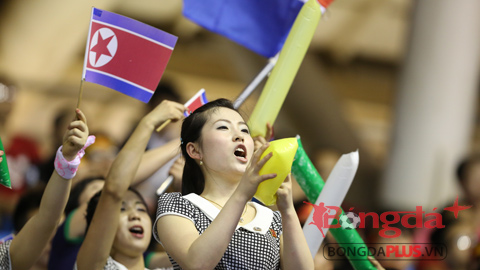 Chùm ảnh CĐV nữ CHDCND Triều Tiên cổ vũ hết mình cho đội bóng nước nhà
