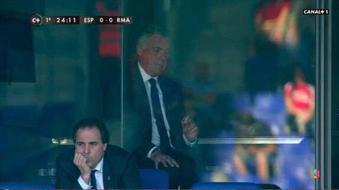 Bị cấm chỉ đạo, HLV Ancelotti làm bạn với khói thuốc