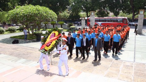 ĐTQG và U23 Việt Nam dâng hương tưởng niệm các anh hùng liệt sỹ
