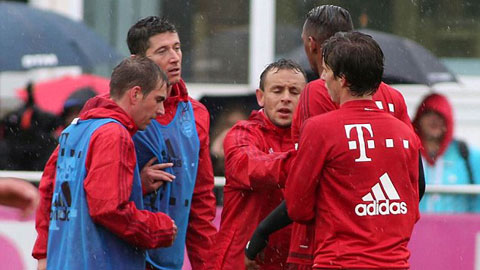 Boateng và Lewandowski tẩn nhau trên sân tập, nội bộ Bayern có vấn đề