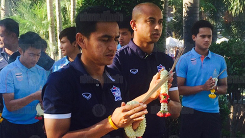 HLV Kiatisak cùng học trò lên chùa cầu may trước trận gặp Việt Nam