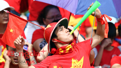 Cổ vũ U23 Việt Nam, CĐV Quảng Ninh nhuộm đỏ sân Cẩm Phả bằng bóng bay