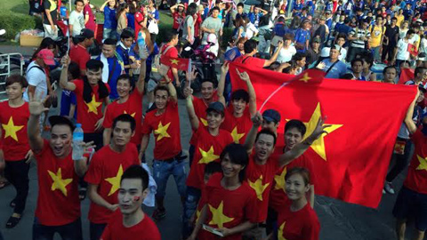 CĐV Việt Nam rực đỏ trong 'biển xanh' người Thái