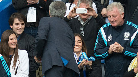 Mourinho trao HCV cho con gái ngay sau lễ đăng quang Premier League