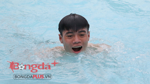 U23 Việt Nam đùa giỡn, nghịch nước thả ga ở bể bơi Singapore