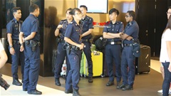 Cảnh sát Singapore bảo vệ chặt chẽ Công Phượng và đồng đội