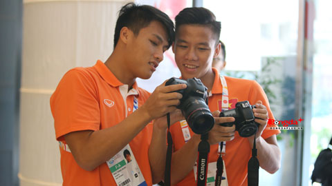 Cầu thủ U23 Việt Nam so tài... chụp ảnh