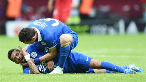 Cầu thủ của Dnipro suýt gợi lại tấn bi kịch Antonio Puerta
