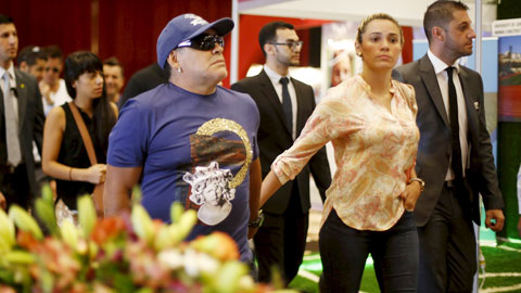 Maradona đi buôn thì lời, lấy vợ thì trẻ