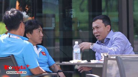 Lãnh đạo VFF thăm U23 Việt Nam tại Singapore