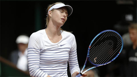 Sharapova thua sốc, Serena Williams vất vả lội ngược dòng vào tứ kết Roland Garros