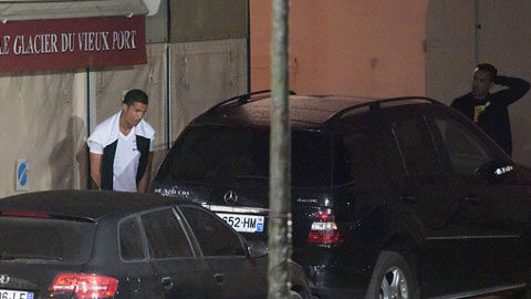 Ronaldo bị cảnh sát tóm gọn vì... 'hái hoa bậy'
