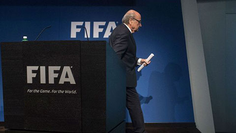 Sepp Blatter từ chức chủ tịch FIFA chỉ sau 5 ngày tái đắc cử