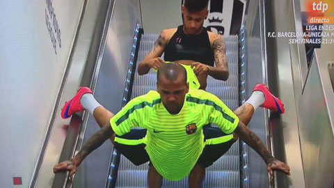 Trước trận cuối trong màu áo Barca, Alves khiến tất cả phải chú ý