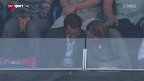 Roger Federer ngồi trong sân bóng đá để xem... bóng nỉ