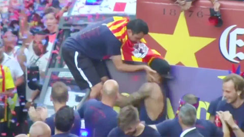Sau giờ bóng lăn 9/6: Xavi và Neymar xô xát trong ngày vui của Barca