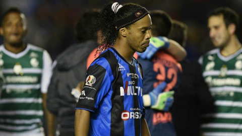 Queretaro chia thay Ronaldinho vì thiếu chuyên nghiệp