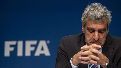 Lỡ mồm giễu cợt Blatter, giám đốc truyền thông FIFA phải ‘ra đường’