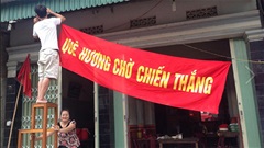 Mẹ Phi Sơn giăng biểu ngữ cổ vũ U23 Việt Nam