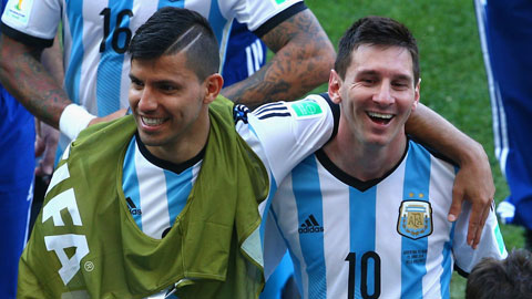 Hàng công Argentina: Đã tới lúc Aguero thoát bóng Messi