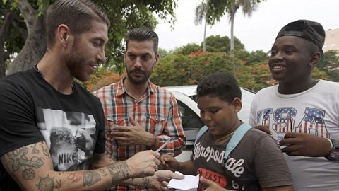 Sau giờ bóng lăn (17/6): Sergio Ramos thăm trường học Việt Nam ở Cuba