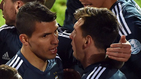 Aguero bất lực trong việc dụ dỗ Messi sang Man City