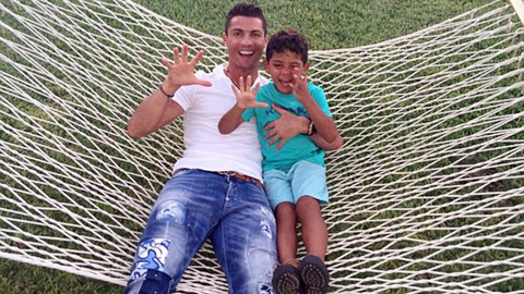 Ông bố đơn thân Ronaldo mừng sinh nhật con trai lên 5